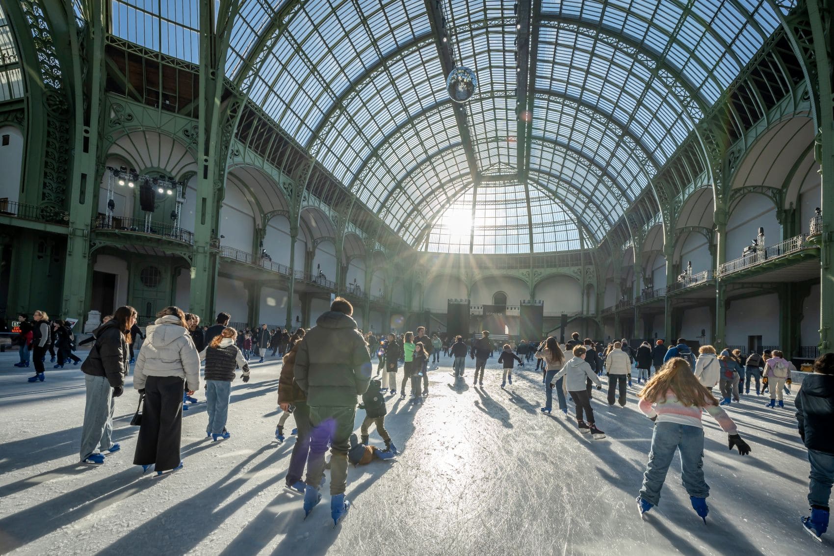 Besucher beim Eislaufen im Grand Palais des Glaces in Paris 