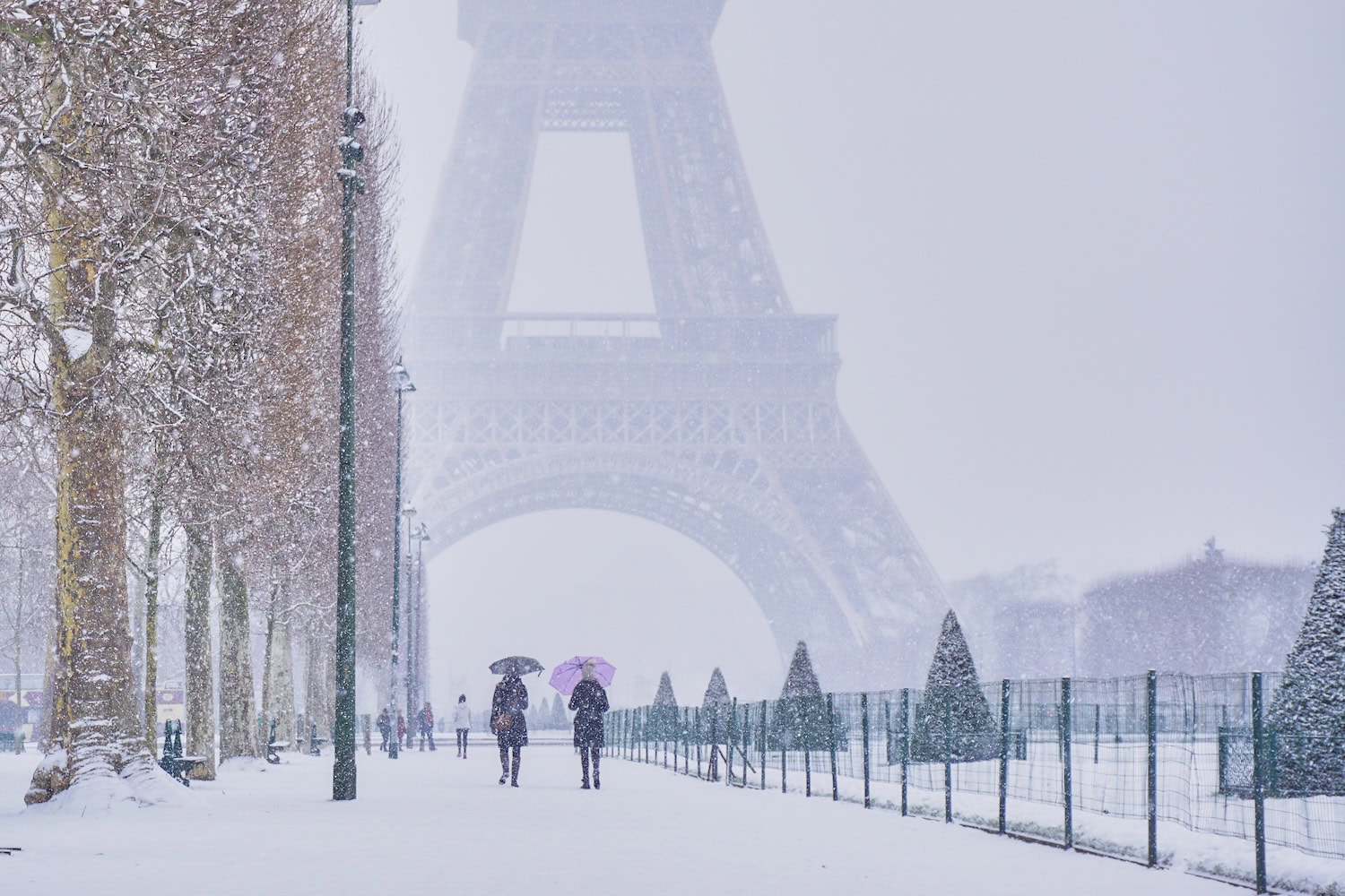 Menschen spazieren im Winter in Paris