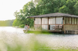 schwimmende Unterkunft mit zwei Menschen auf den Philippinen