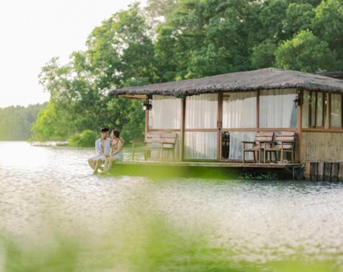 schwimmende Unterkunft mit zwei Menschen auf den Philippinen