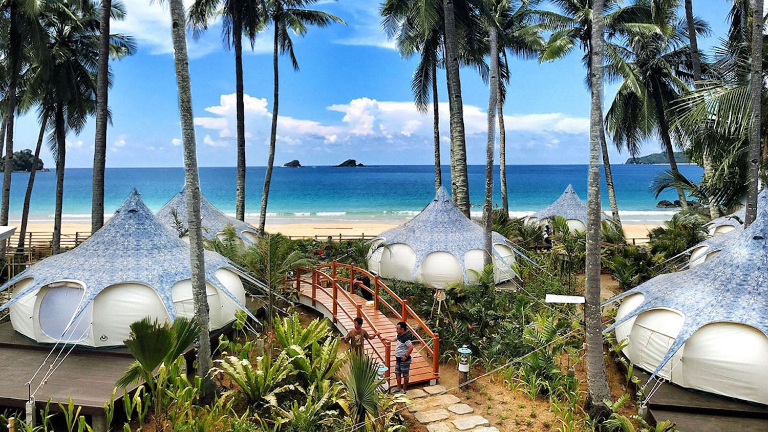 Strand auf den Philippinen mit Palmen und Zelten