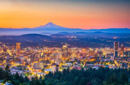 Skyline von Portland in Oregon in der Abenddämmerung