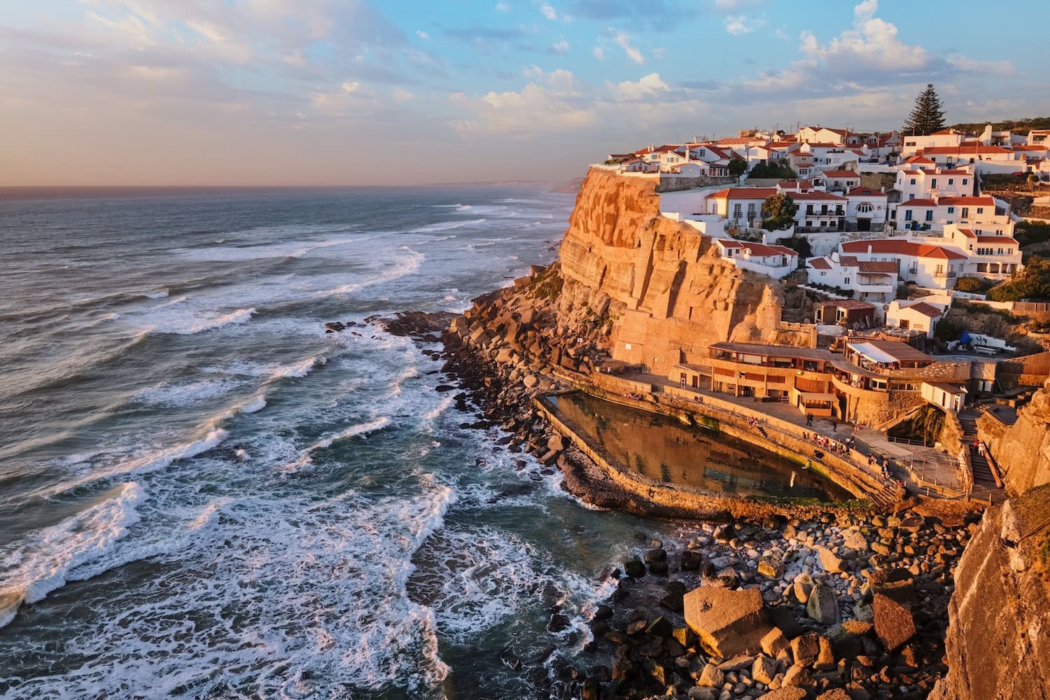 Blick auf Azenhas do Mar, ein gutes Ausflugsziel für Lissabon im Herbst