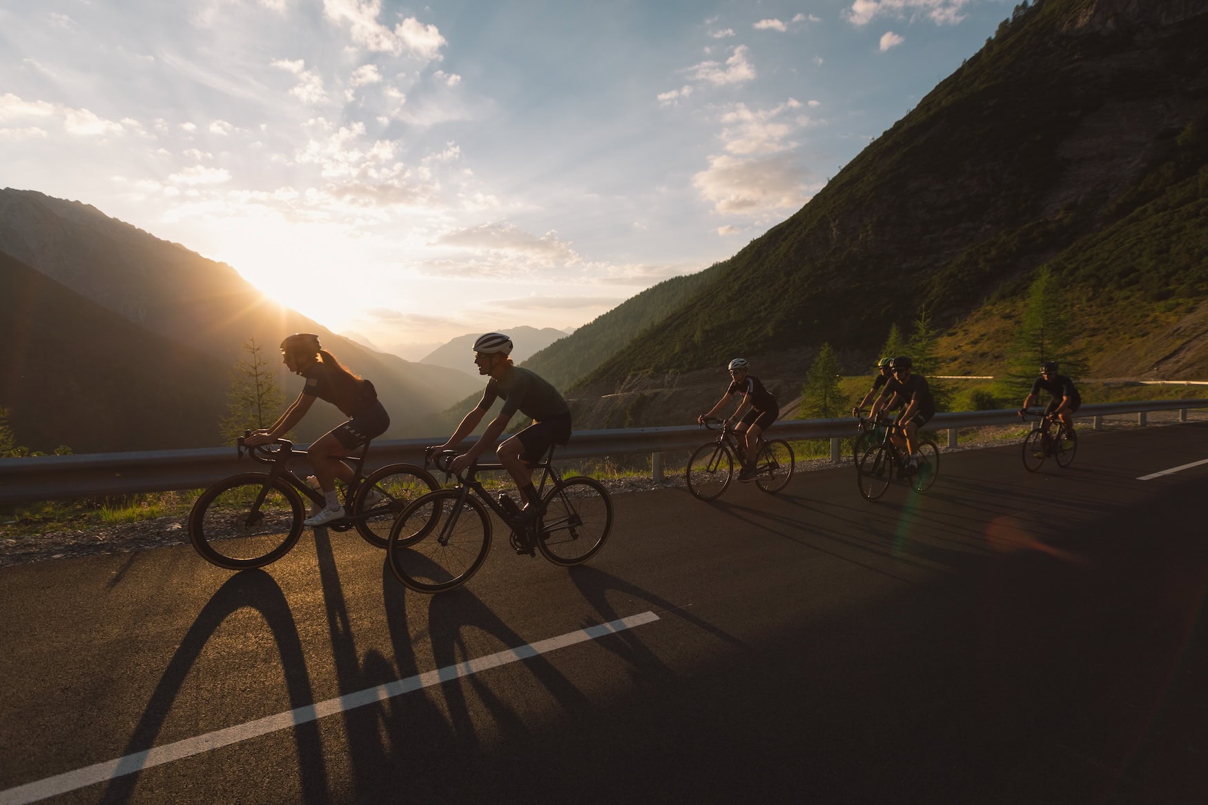 Radfahrer auf dem Hahntennjoch in Imst in Tirol.