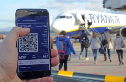 Nahaufnahme einer Ryanair-Bordkarte auf Handy-App