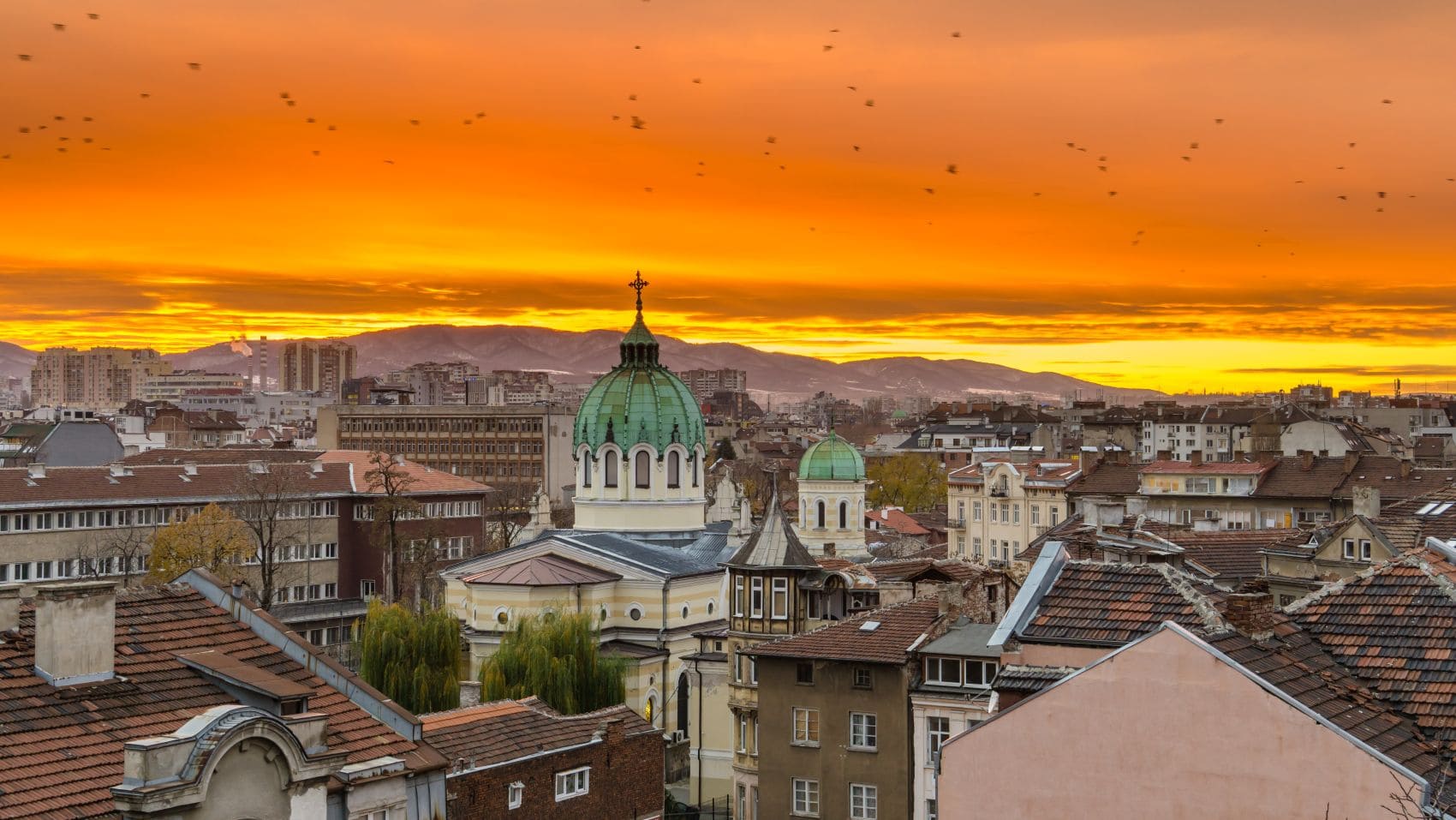 Stadt-Panorama von Sofia bei Sonnenaufgang 