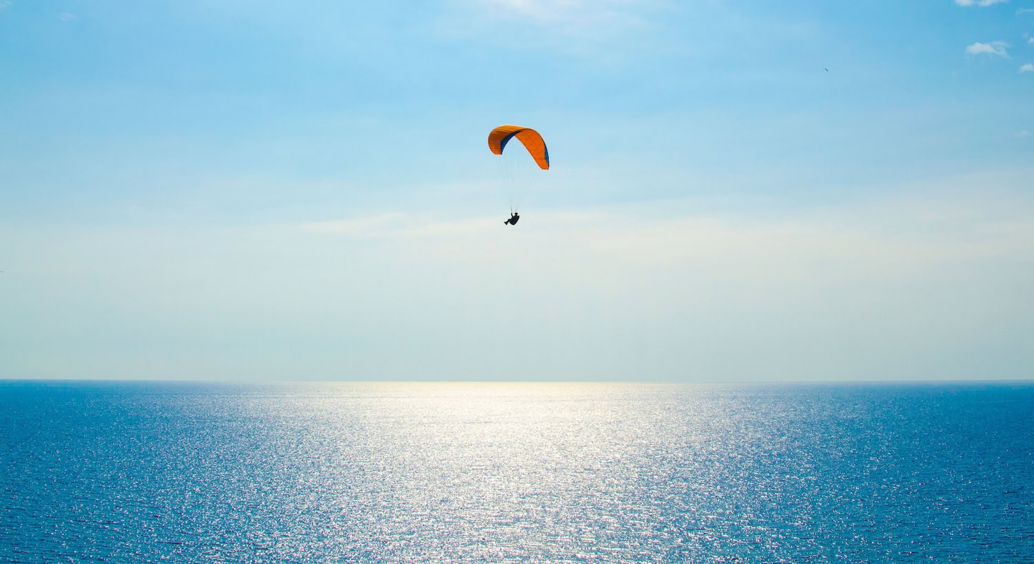 Gleitschirmfliegen über dem meer