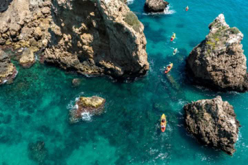 Kajakfahren zwischen Klippen am Playa de la Caleta