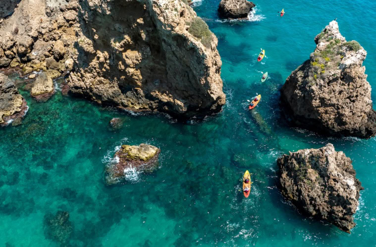 Kajakfahren zwischen Klippen am Playa de la Caleta