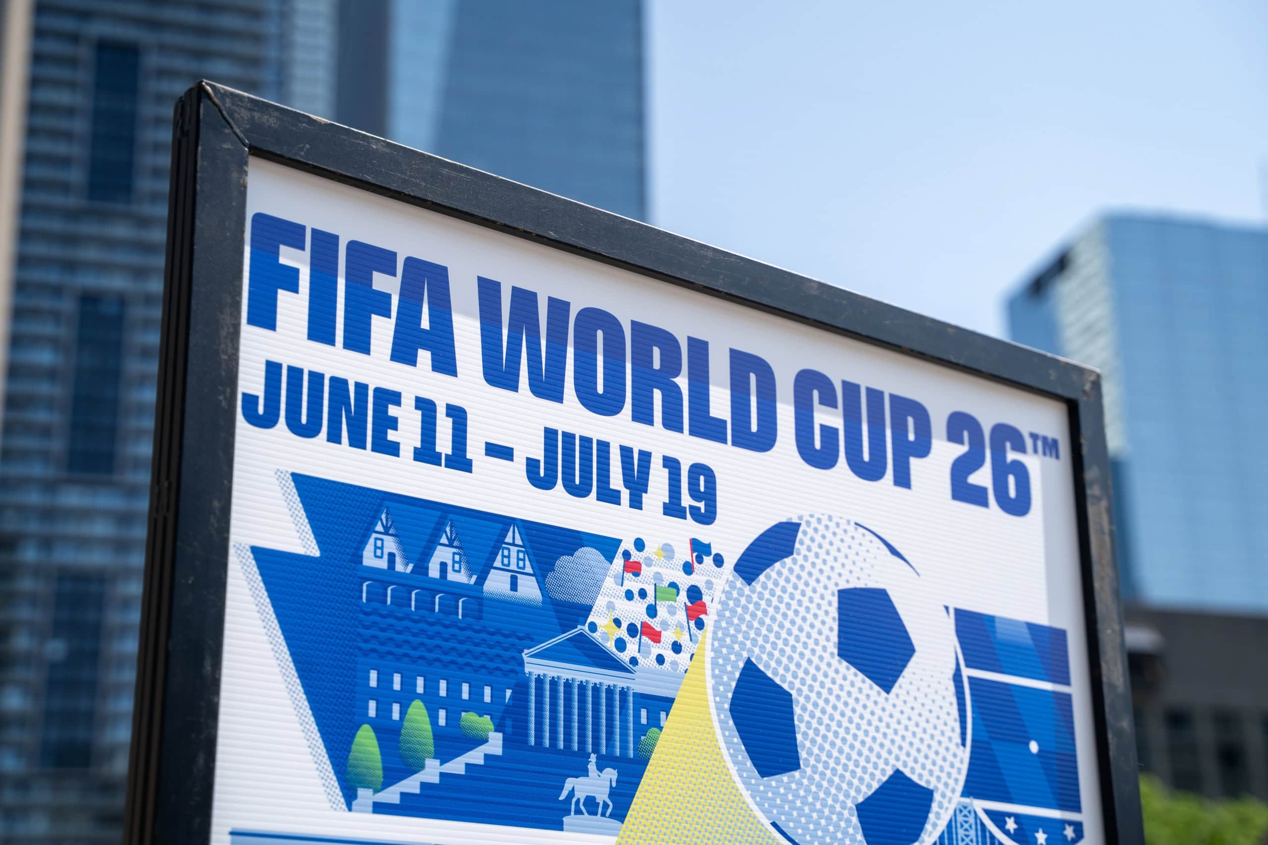 Eine Tafel weist auf die Fußball-WM 2026 hin.