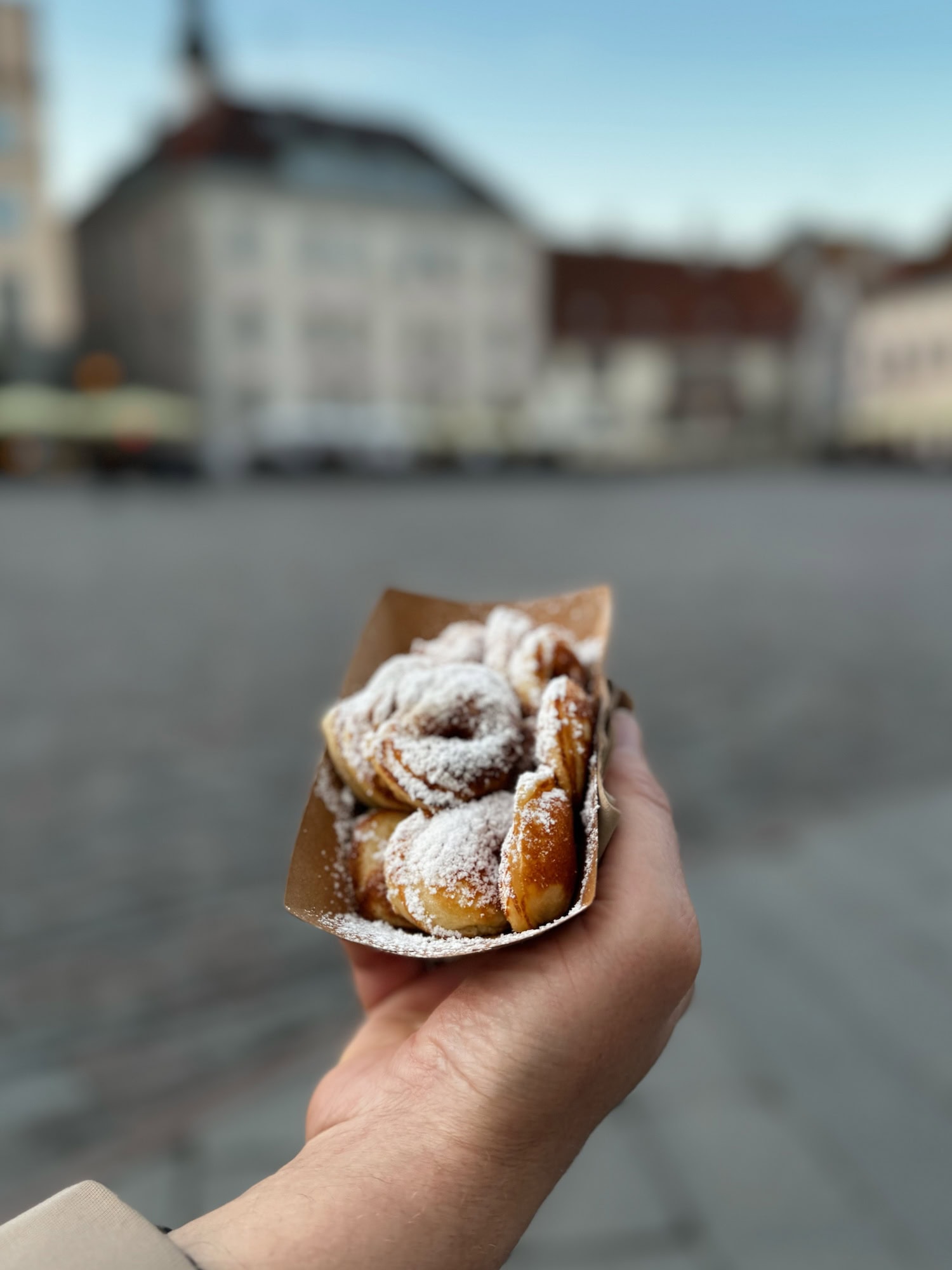 Pfannkuchen auf einer Hand