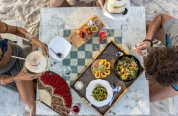Tapas auf einem Tisch am Strand