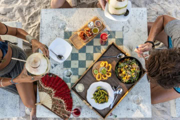 Tapas auf einem Tisch am Strand