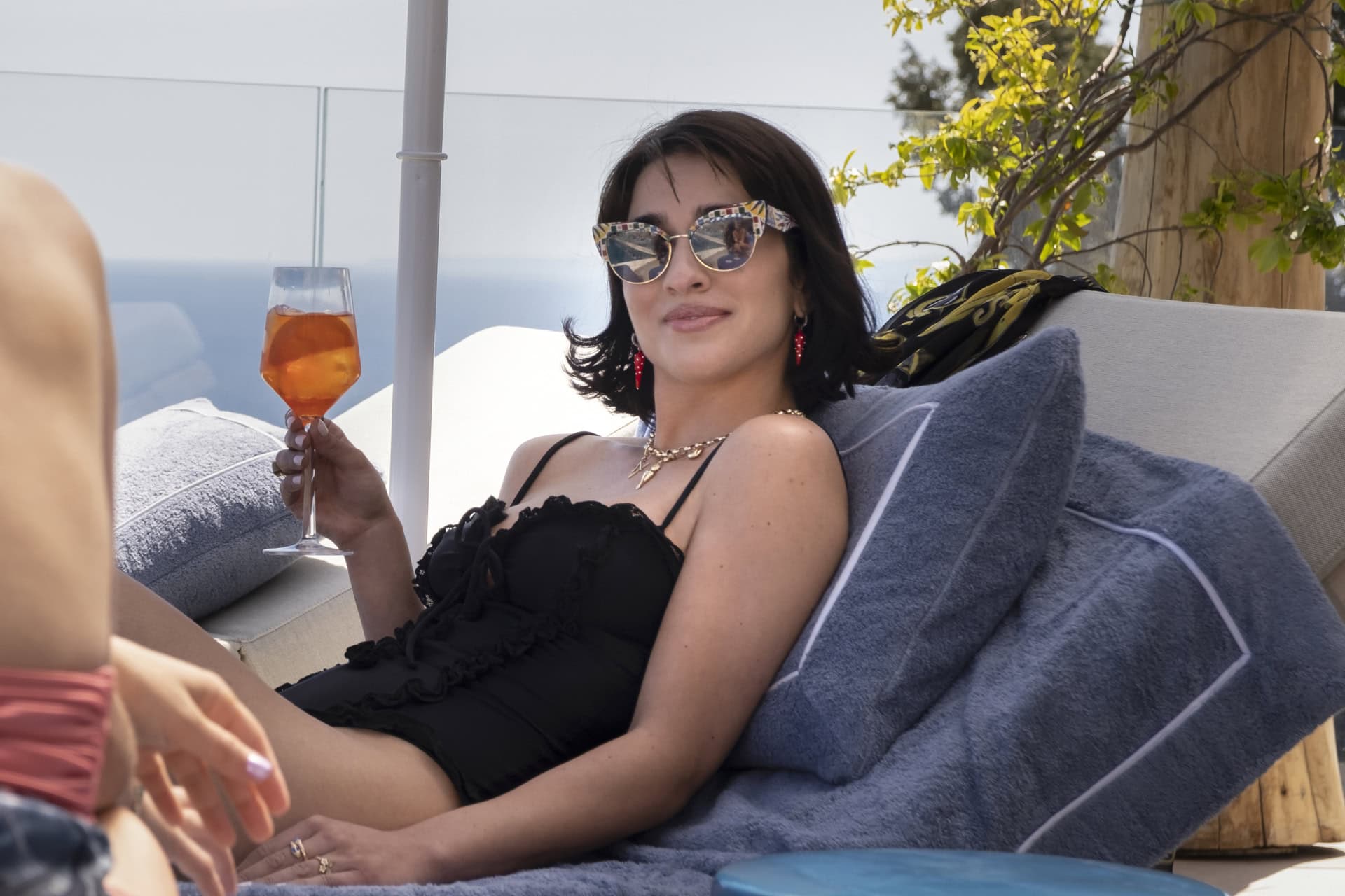 Frau mit Aperol am Pool
