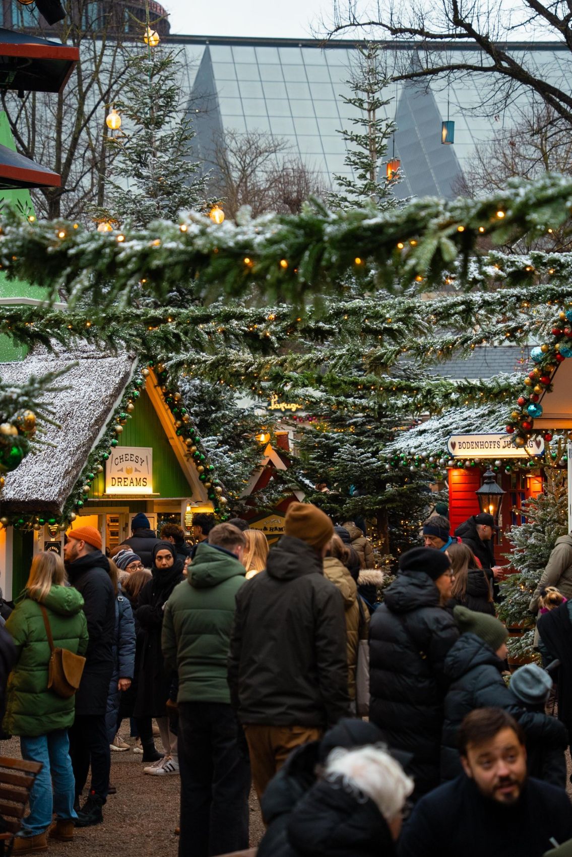 Besucher schlendern über den Weihnachtsmarkt im Tivoli in Kopenhagen 