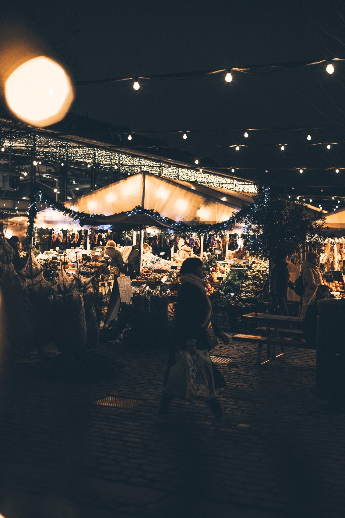 Markt Torvehallerne in Kopenhagen im Winter am Abend 
