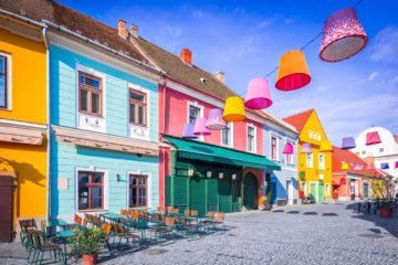 Häuserfassade in Szentendre mit bunten Lampions