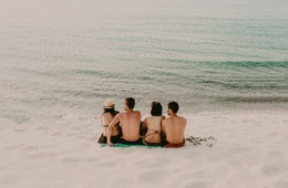 vier Menschen am Strand