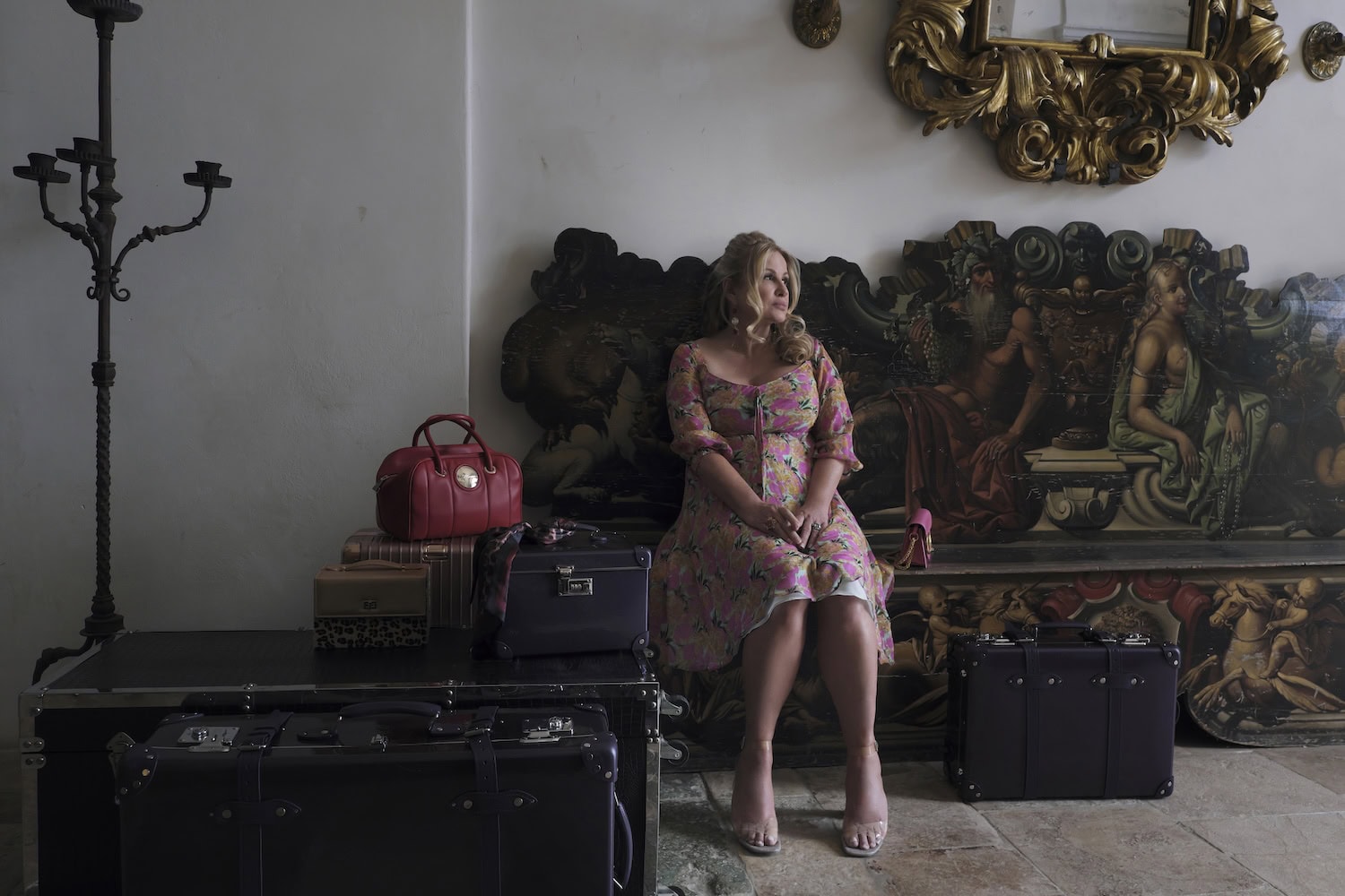 Szene mit Jennifer Coolidge aus der 2. Staffel der Serie »The White Lotus«, die auf Sizilien spielt