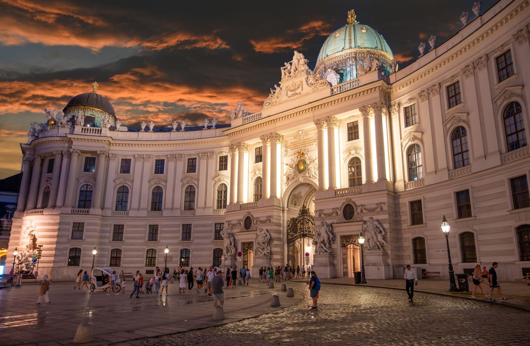 Wiener Hofburg am Abend 