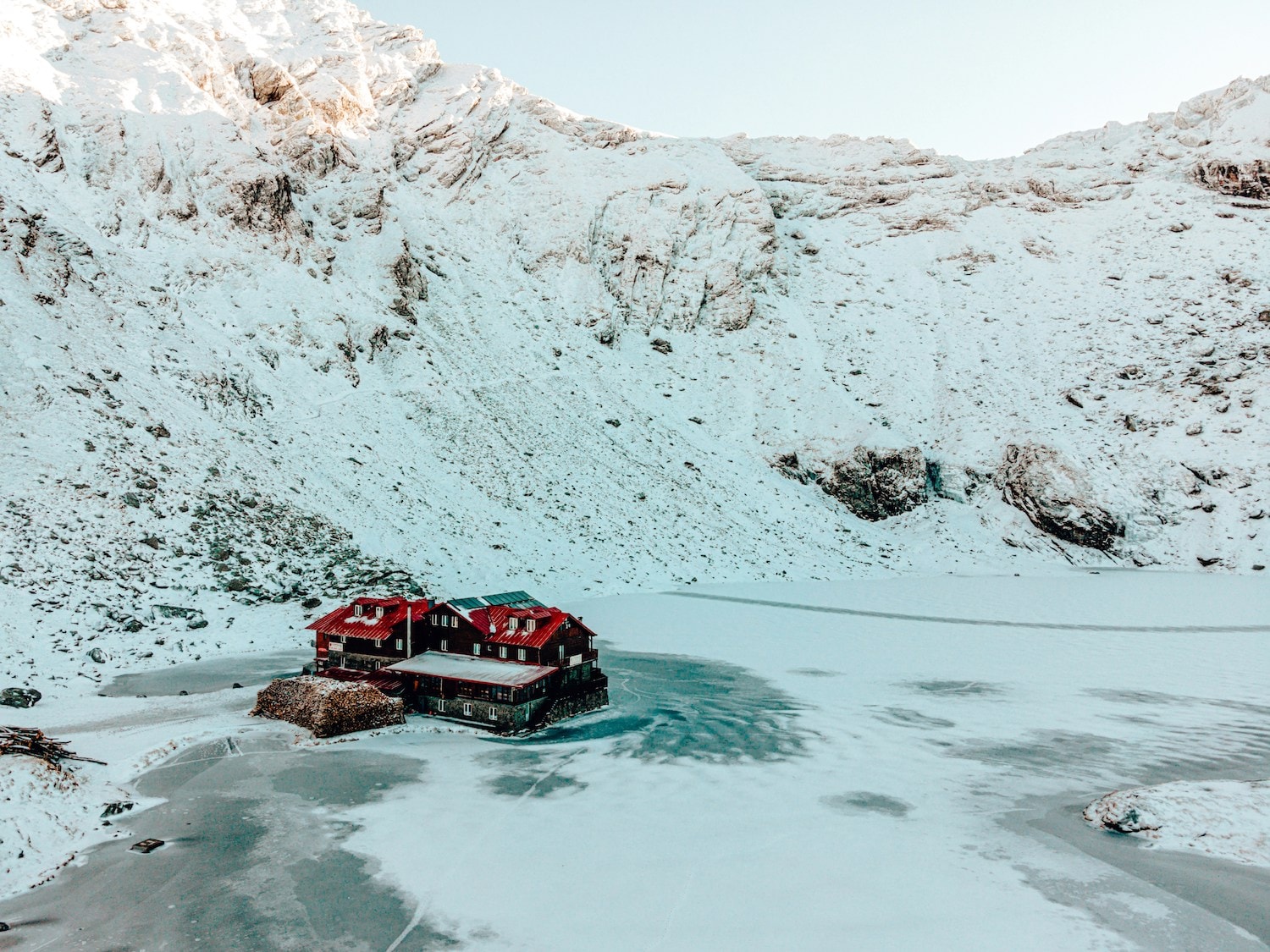 Blick auf den Balea Lac mit Berghütte in Rumänien im Winter