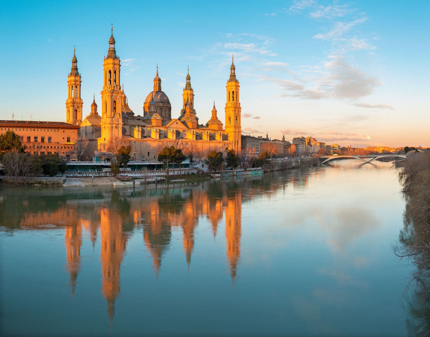 Blick auf Basílica del Pilar und Fluss Ebro in Saragossa