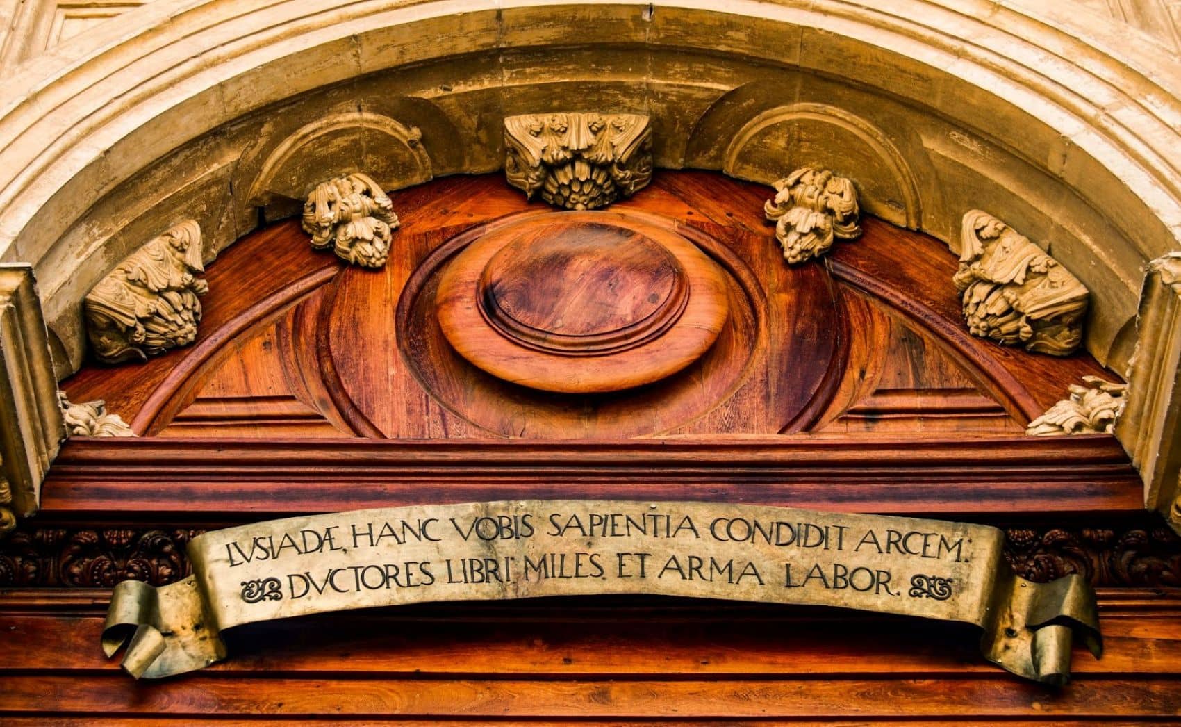 Detail-Inschriften in der Biblioteca Joanina in Coimbra, Portugal