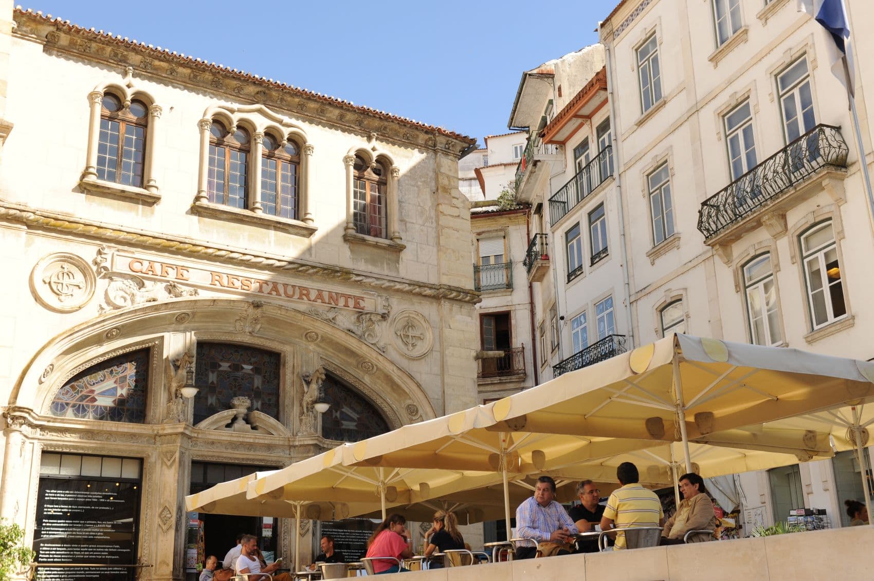 Terrasse des Cafés Santa Cruz in Coimbra