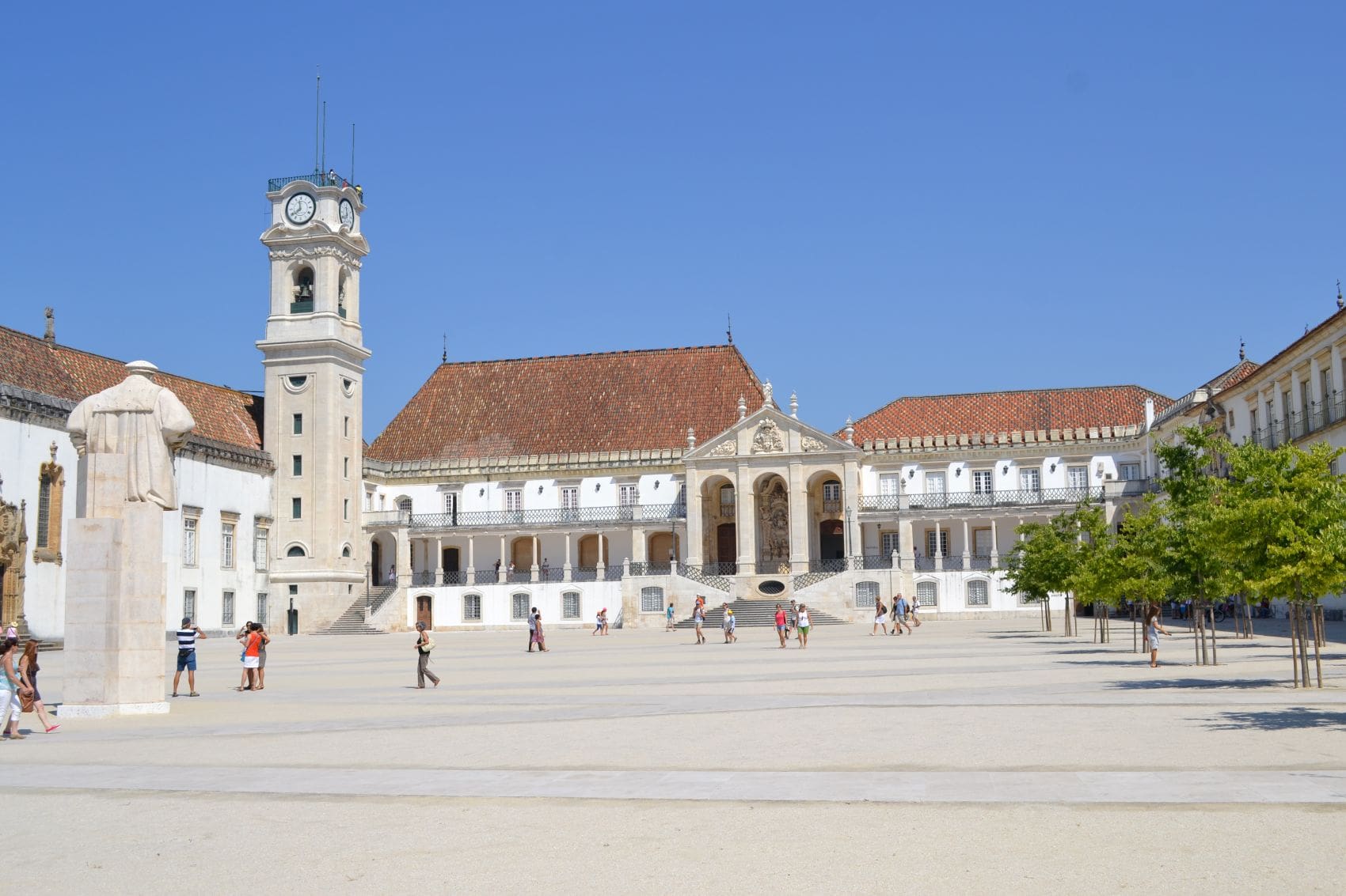 Blick auf Gebäude und Glockenturm der Universität Coimbra