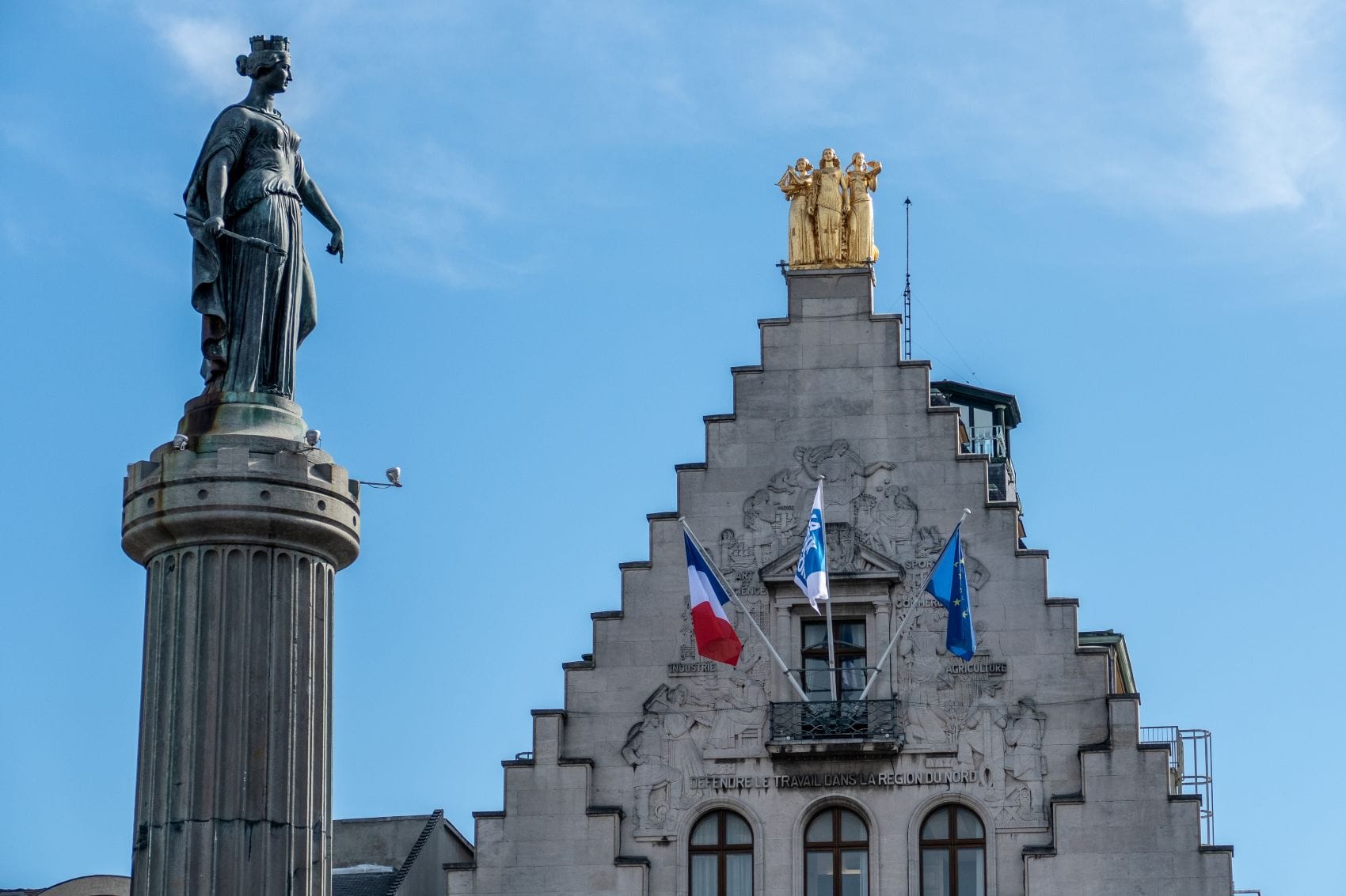 Colonne de la Déesse, im Hintergrund Gebäude der La Voix du Nord in Lille, Frankreich