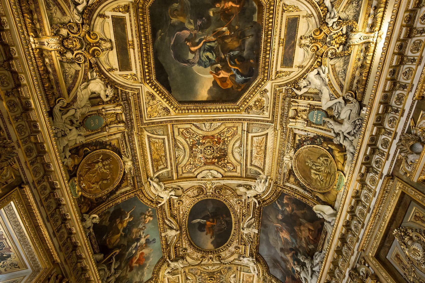 Details an der Wand in der Galerie d'Apollon im Louvre, Paris