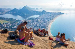 Touristen beim Sonnenbad auf Hügel Dois Irmãos in Rio de Janeiro