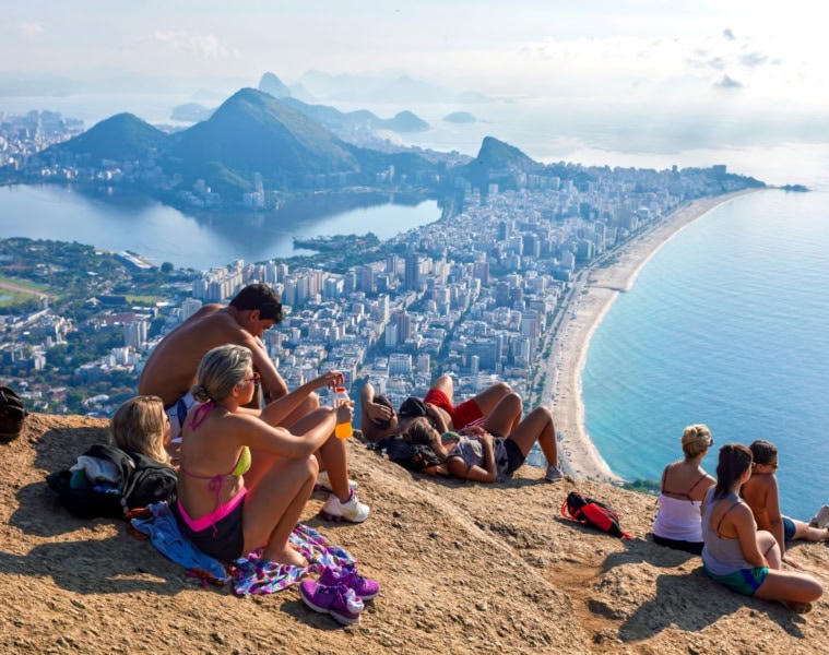 Touristen beim Sonnenbad auf Hügel Dois Irmãos in Rio de Janeiro