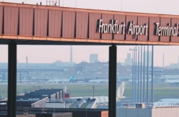 Fassade des neuen Terminal 3 am Frankfurter Flughafen, im Hintergrund Rollfeld und Flugzeuge