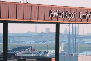 Fassade des neuen Terminal 3 am Frankfurter Flughafen, im Hintergrund Rollfeld und Flugzeuge