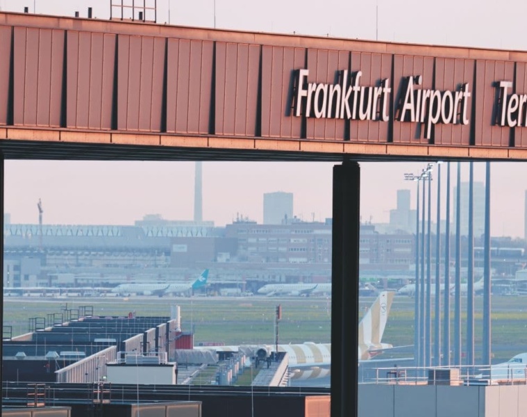 Fassade des neuen Terminal 3 am Frankfurter Flughafen, im Hintergrund Rollfeld und Flugzeuge