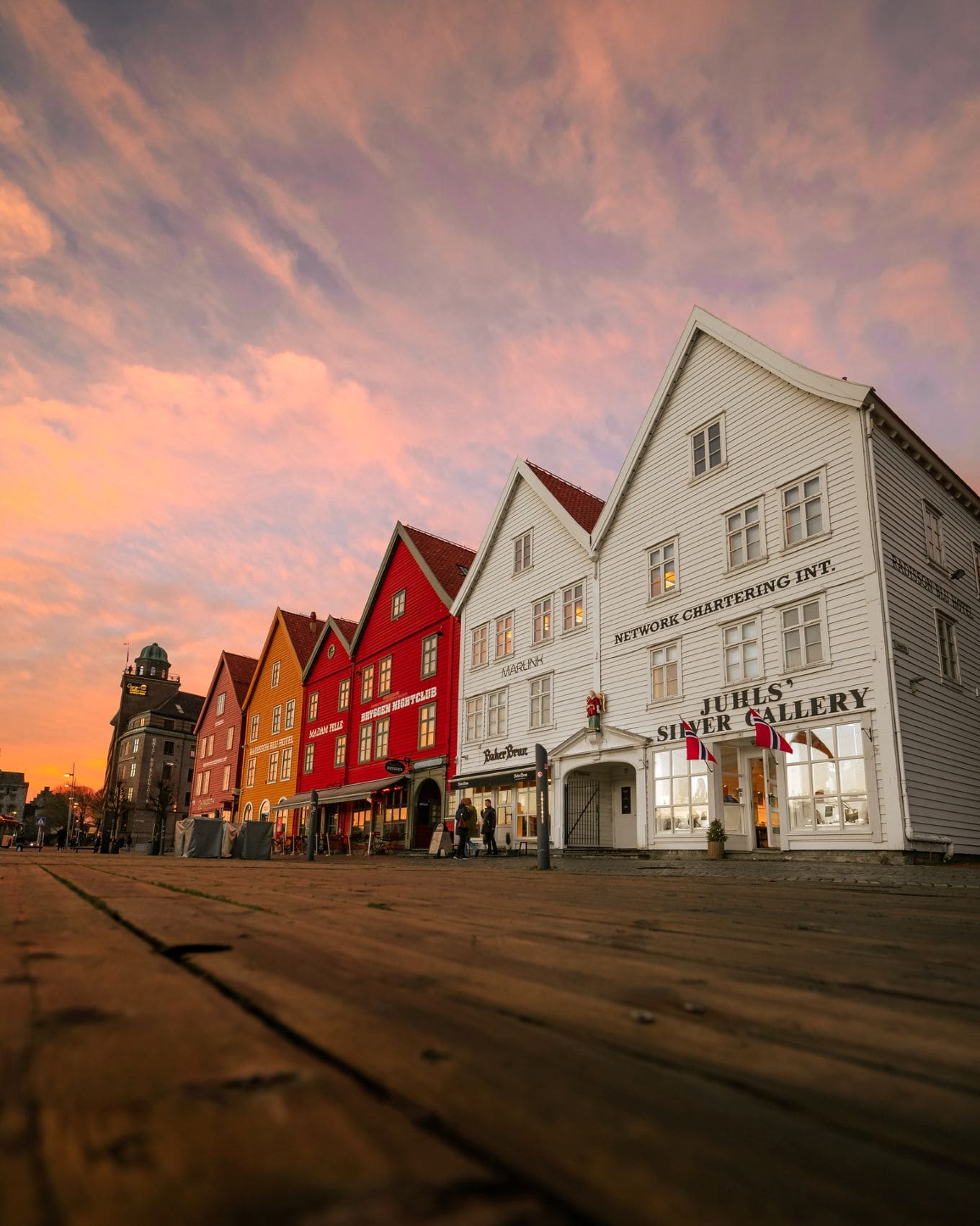 Blick auf alte Häuser in Bryggen in Bergen