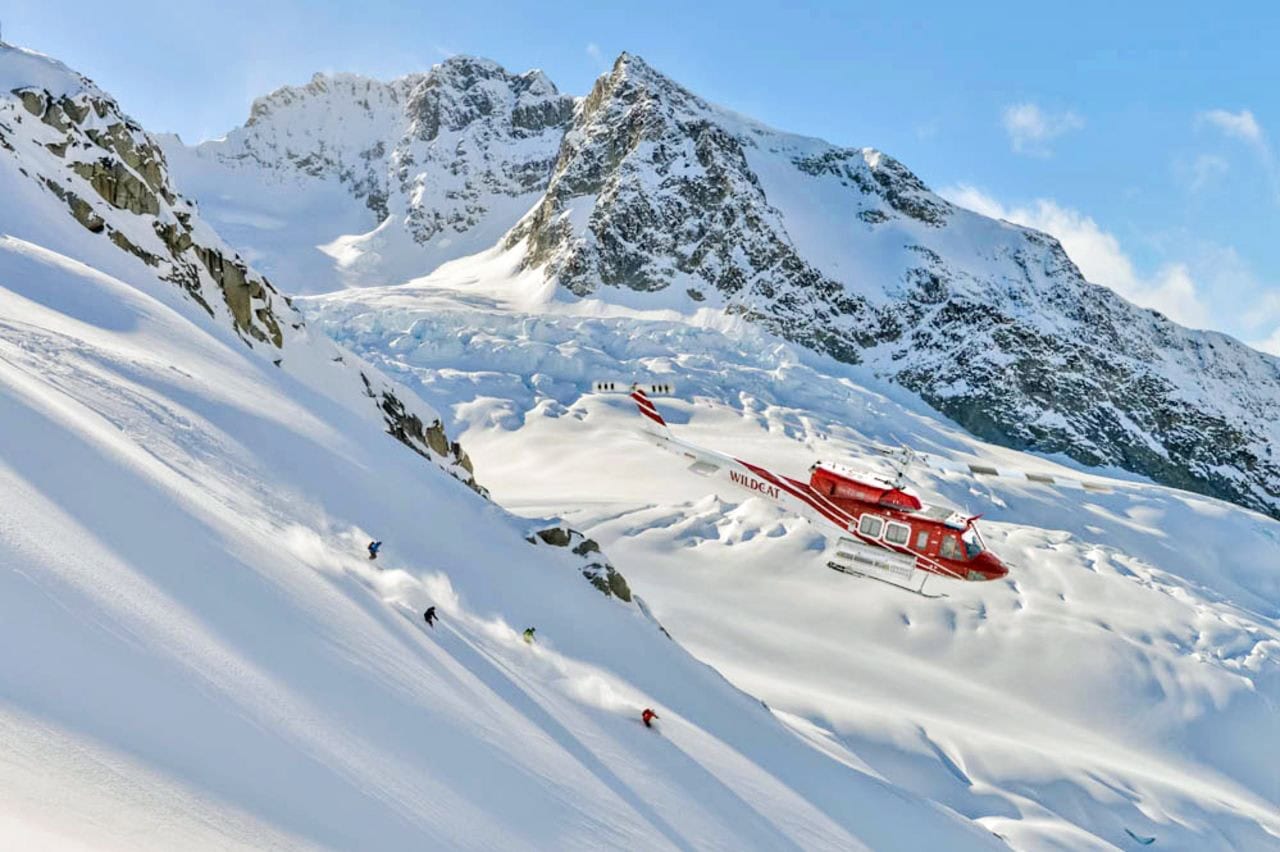 Gruppe beim Heli-Ski in den Bergen