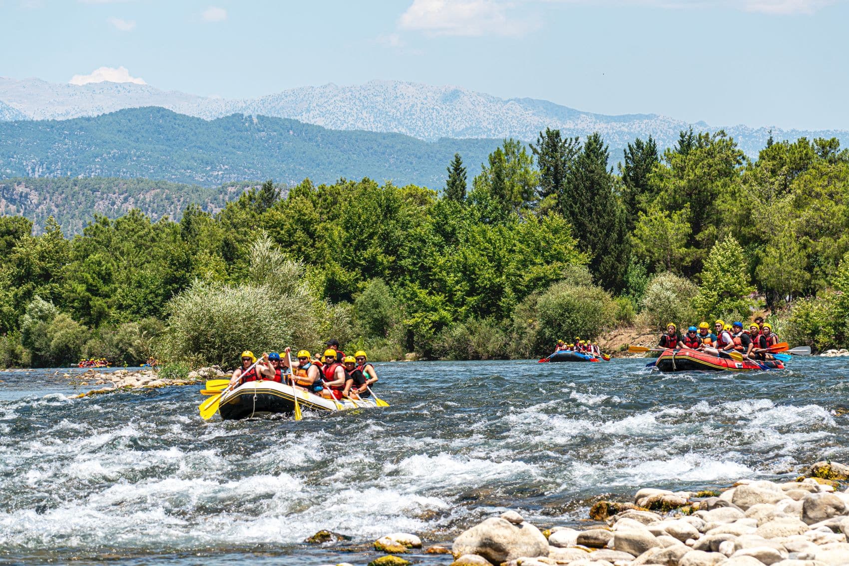 Mehrere Schlauchboote beim Rafting durch den Köprülü-Canyon