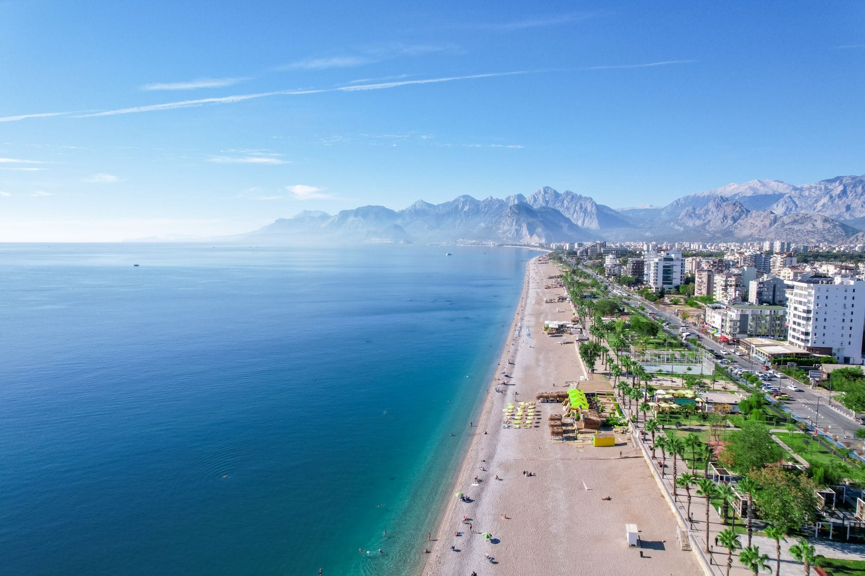 Konyaaltı Beach in Antalya aus der Vogelperspektive