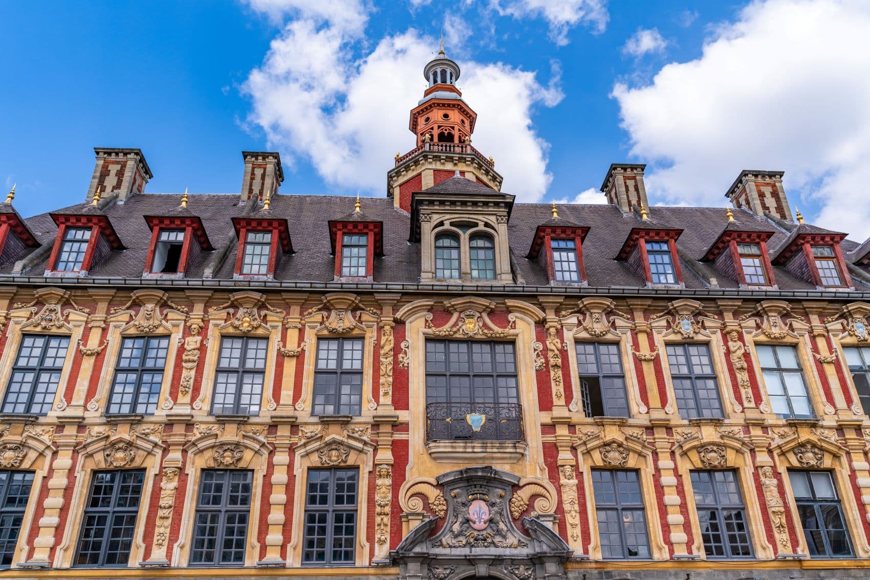 Fassade der La Vieille Bourse in der Altstadt von Lille
