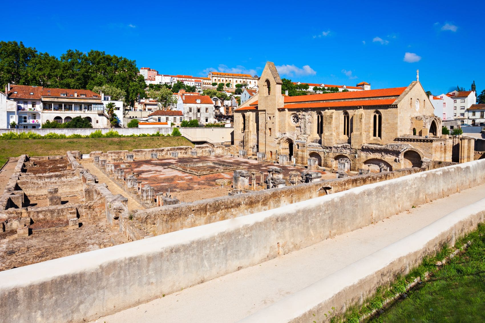 Blick auf die Ruinen des Mosteiro de Santa Clara-a-Velha in Coimbra