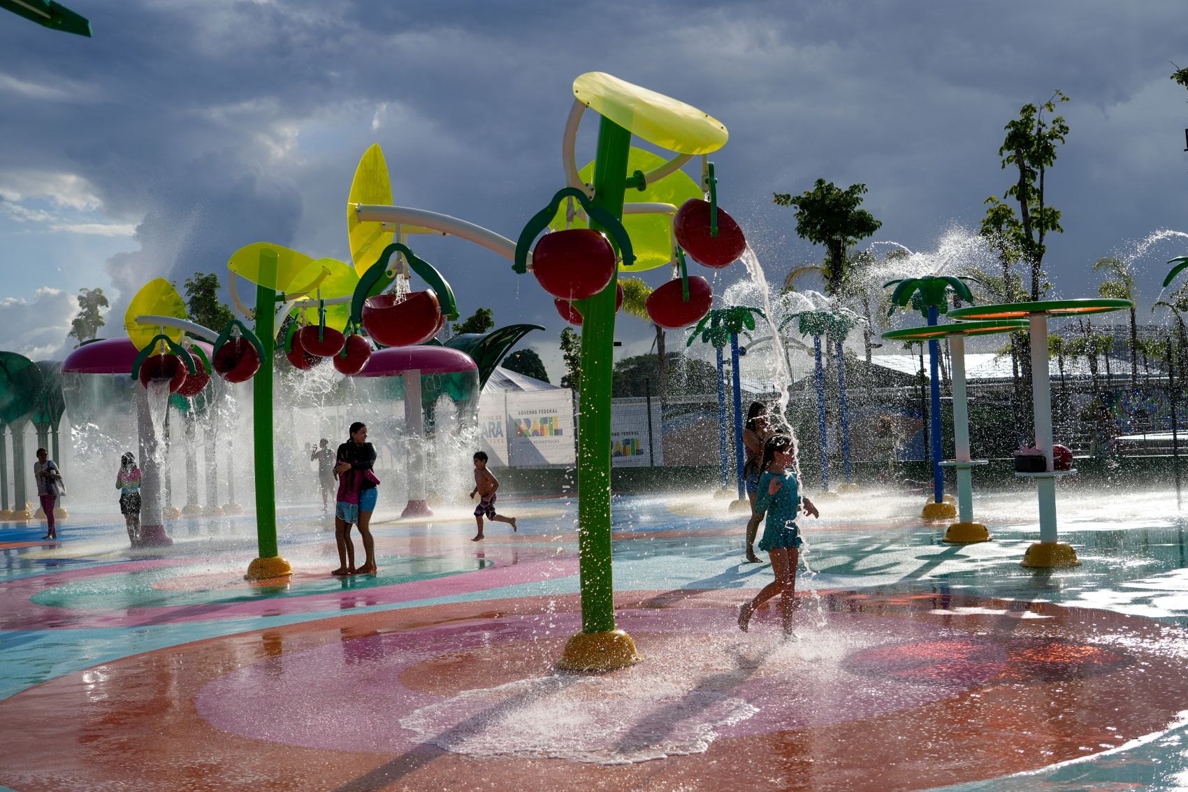 Menschen genießen Abkühlung im Wasserpark des Parque da Cidade in Belem