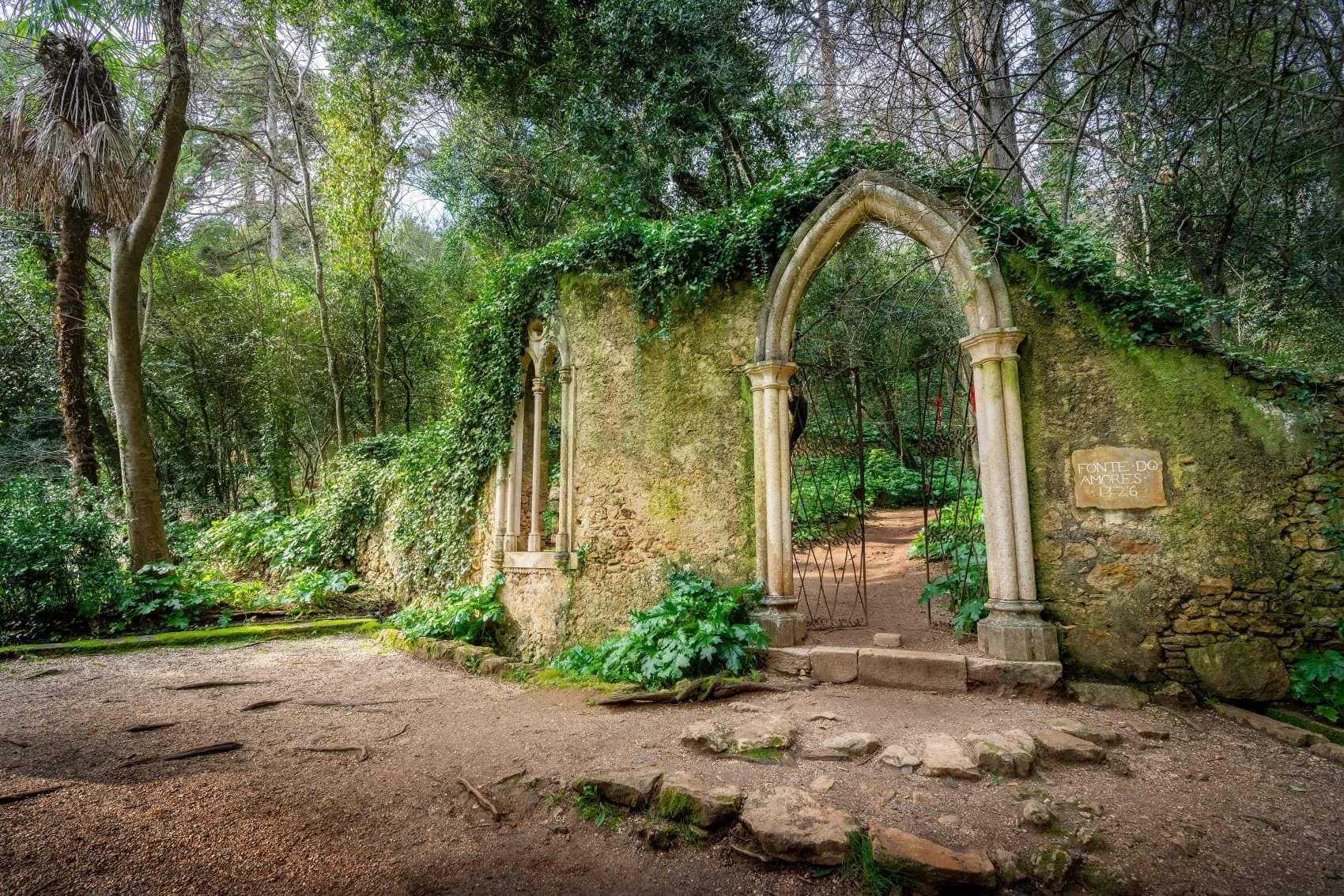 Neogotisches Portal im Quinta das Lágrimas in Coimbra, Portugal