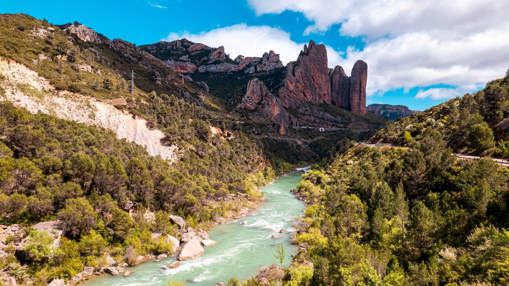 Landschaft von Mallos de Riglos und dem Fluss Gállego in Aragon
