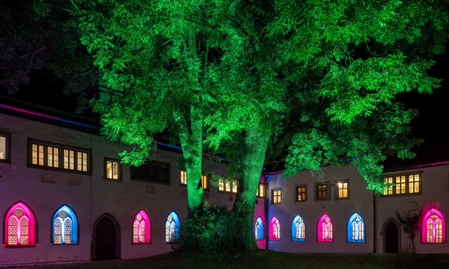 Stimmungsvoll beleuchtetes Rothenburg Museum im Advent