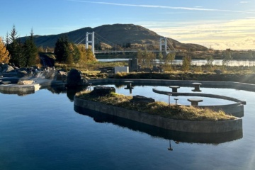 Blick auf Laugarás Lagoon und auf Umgebung