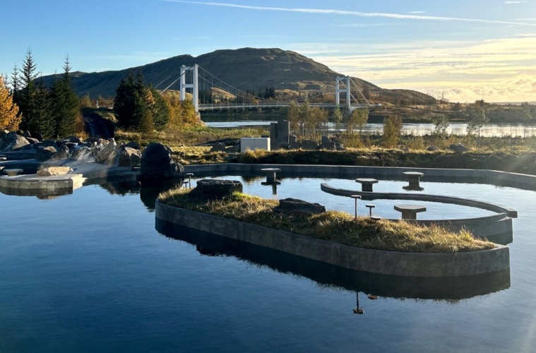 Blick auf Laugarás Lagoon und auf Umgebung
