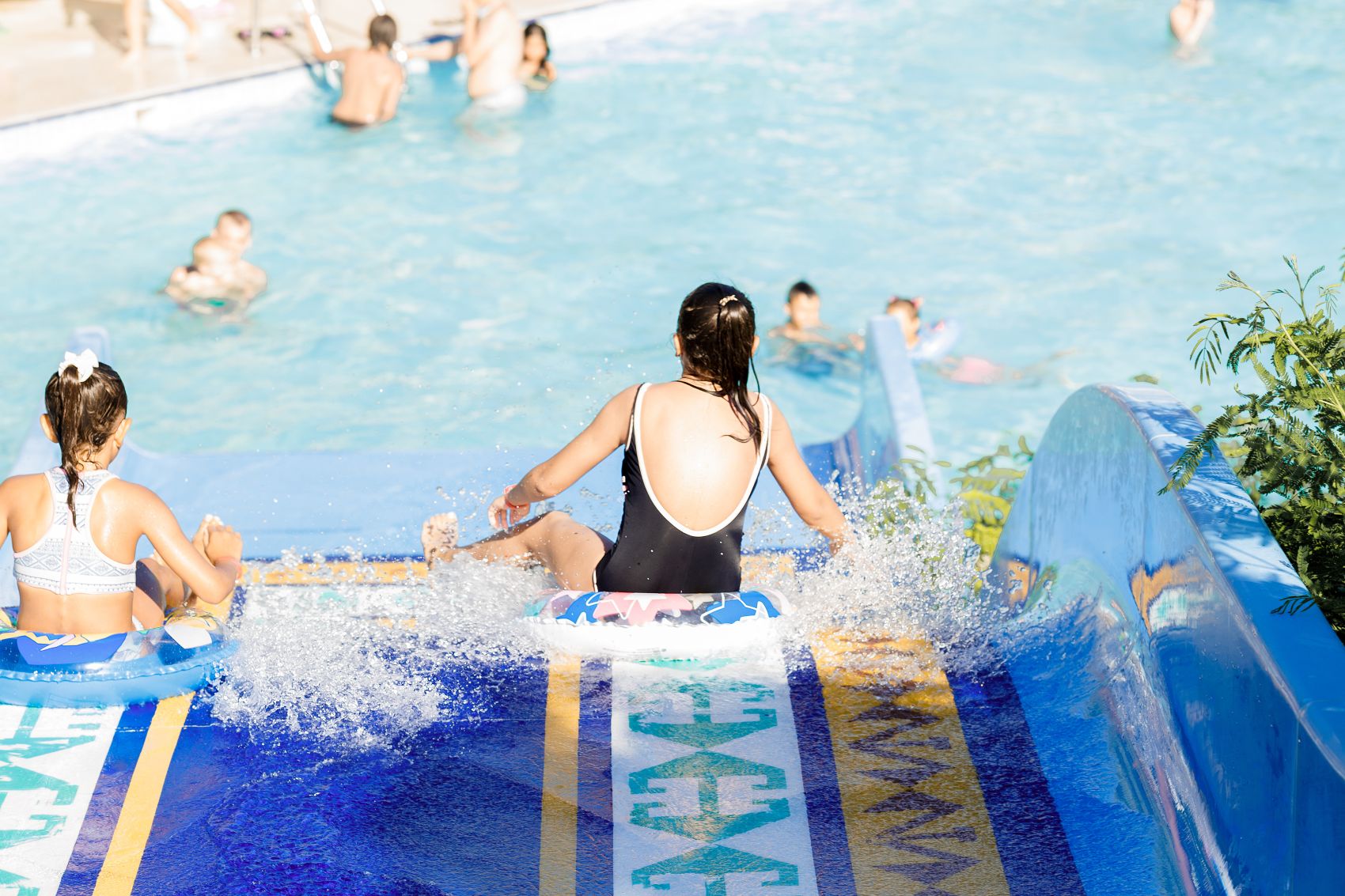 Kinder auf Wasserrutschen im Water Planet Aqua Park in Okurcalar