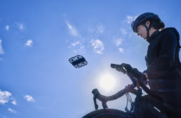Frau mit Fahrrad und der Actionkamera Hover X1 PROMAX 1